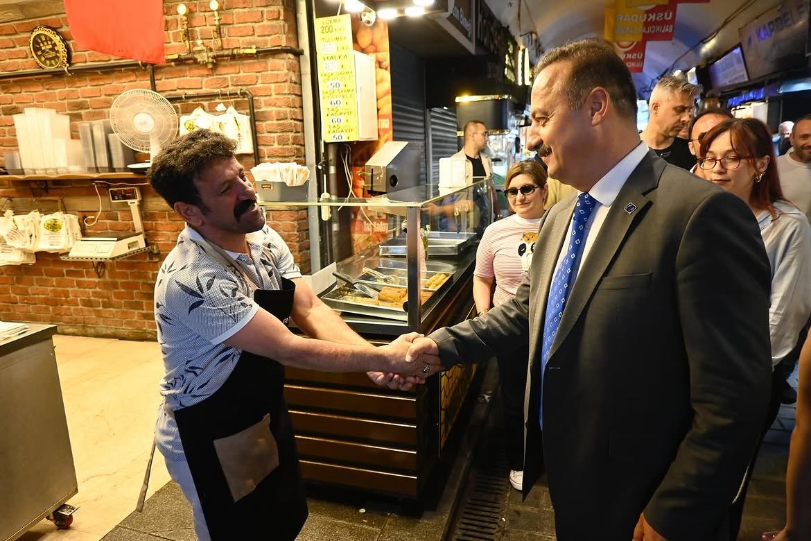 ÜSKÜDAR'DA GÜÇLÜ BULUŞMA: YAVUZ AĞIRALİOĞLU ESNAF VE VATANDAŞLARLA BİR ARAYA GELDİ