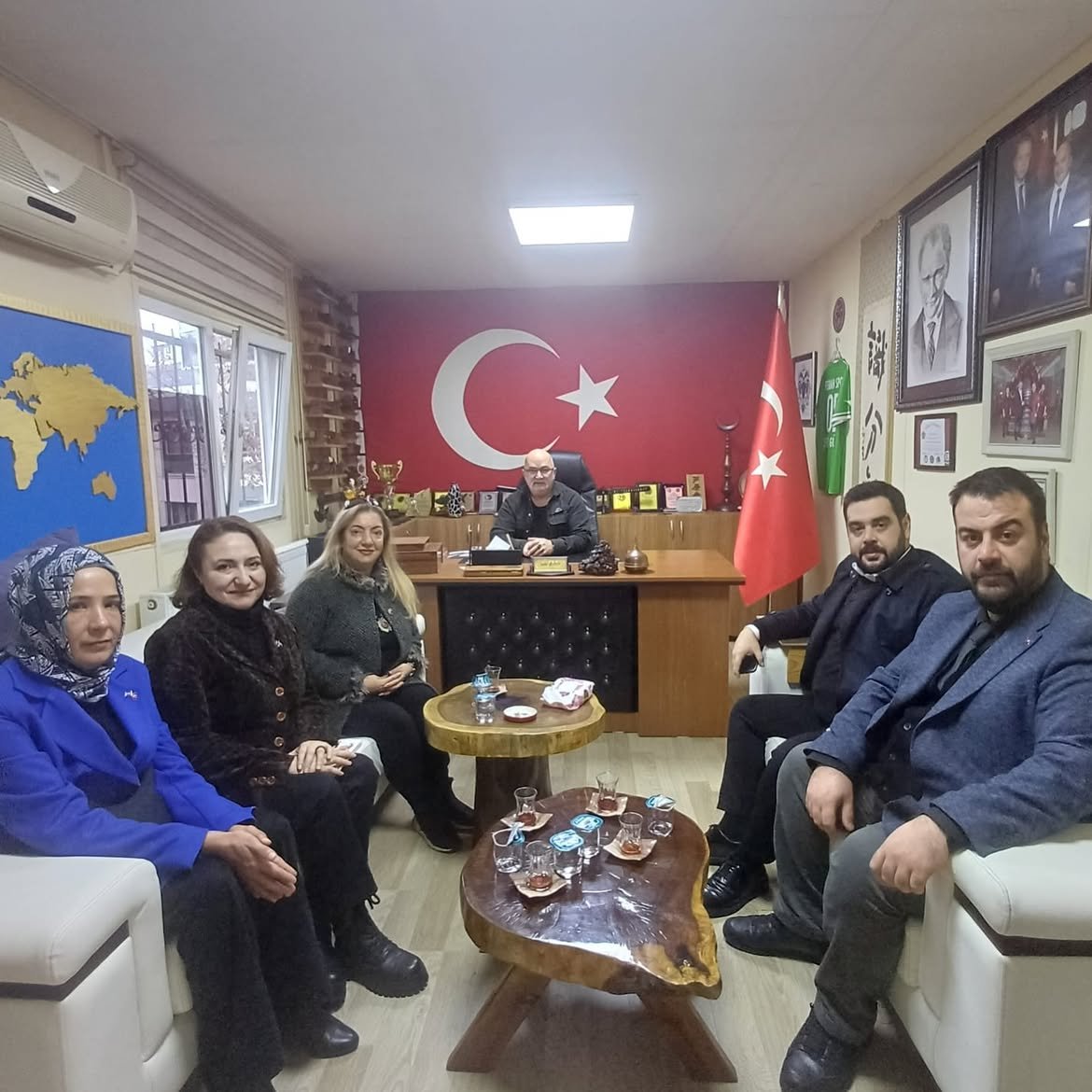 Anahtar Parti Üsküdar Teşkilatı’ndan Ferah Mahallesi Muhtarı Şefik Gülten’e Ziyaret