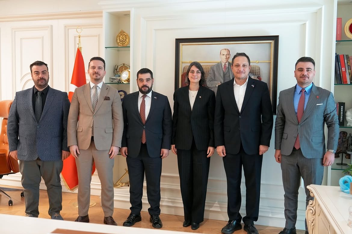 Anahtar Parti Üsküdar’dan Belediye Başkanı Sinem Dedetaş’a Ziyaret